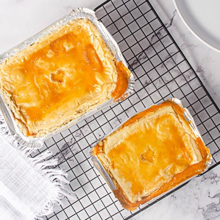 Massa levinha que desmancha na boca com um delicioso recheio de frango cremoso e Catupiry - Contém 1 Empadão de 470g