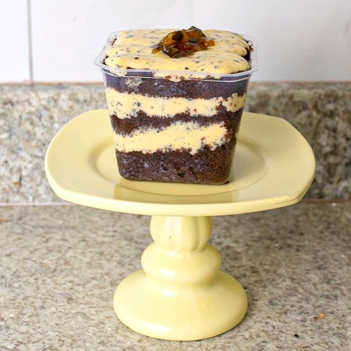 Massa fofinha de chocolate, mousse gourmet de maracujá bem cremosa e finalização com calda artesanal – 250ml.