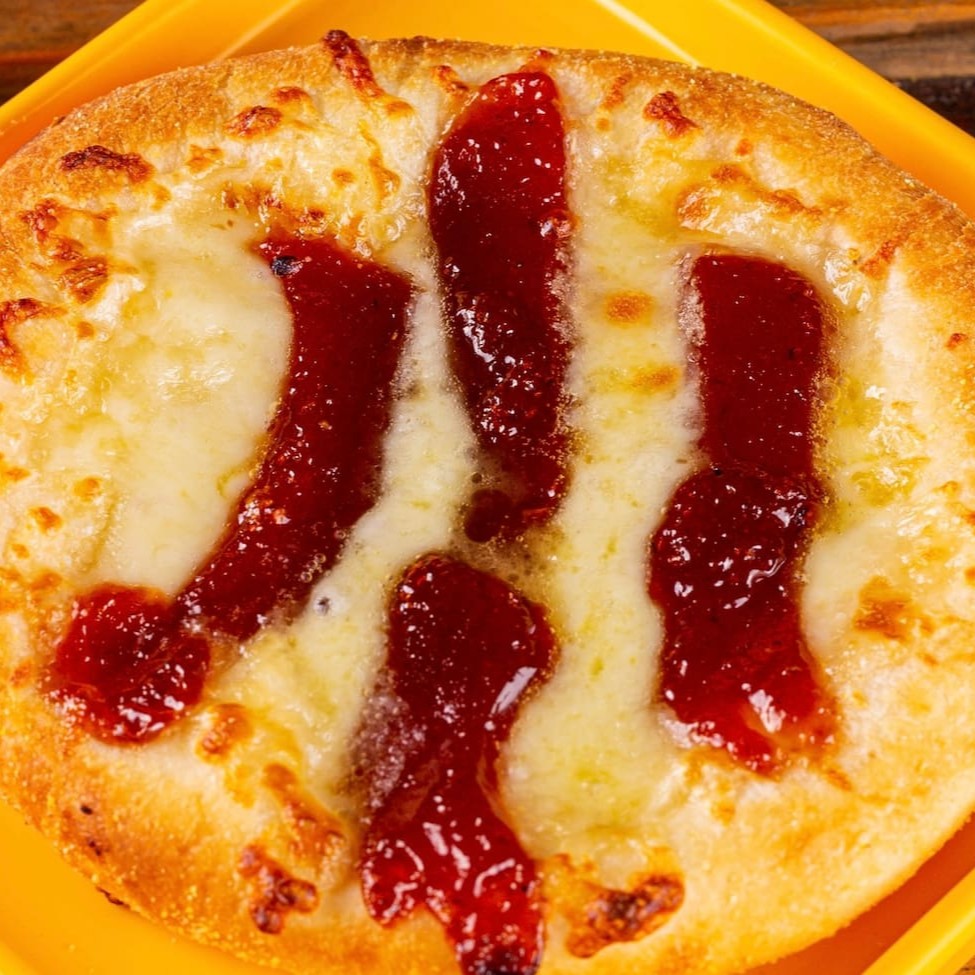 Muçarela gratinada com tiras de goiabada