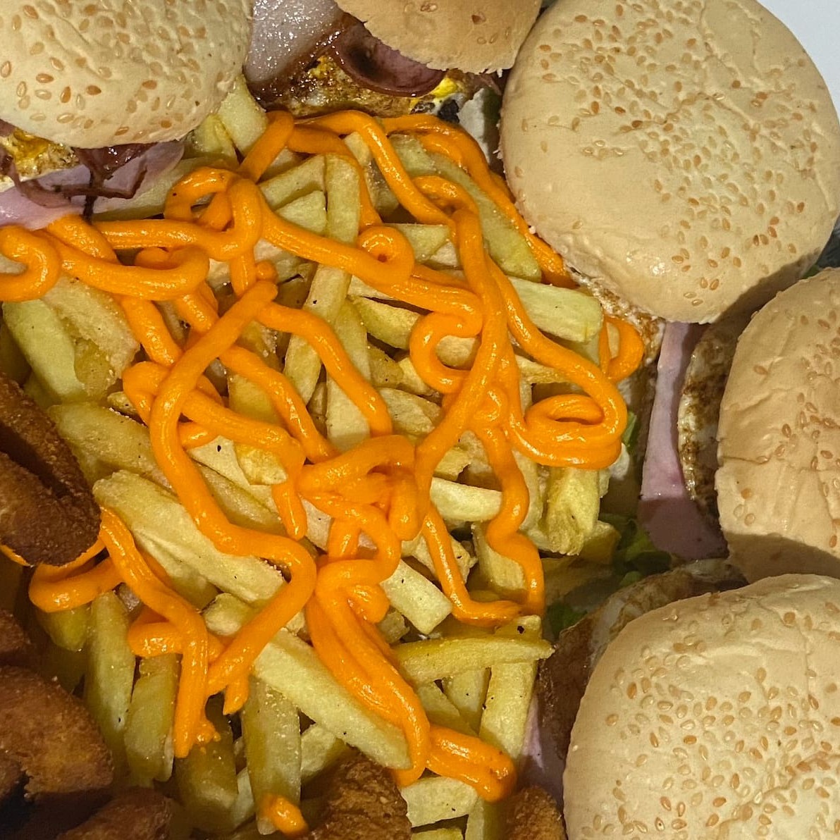 5 x-tudo(Pão, carne, queijo, ovo, queijo ,presunto, bacon, calabresa, alface, molho(maionese, ketchup) batata frita c cheddar, Nuggets, anel cebola Caixa 35cm