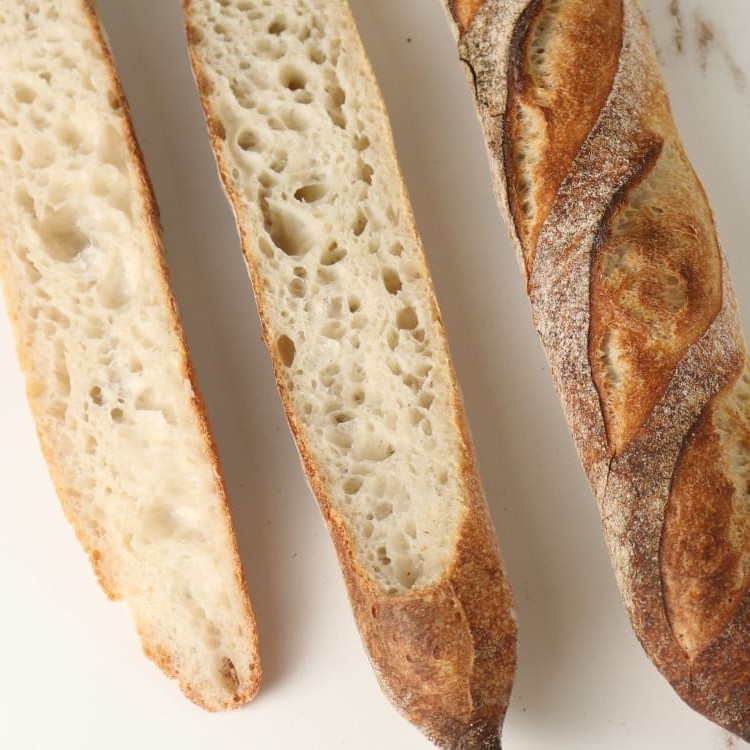Baguette Rústica com Farinha italiana e 100% Levain: Uma deliciosa experiência artesanal. Cada embalagem contém 1 unidade, perfeita para saborear a crocância e o sabor incrível desta baguette única.