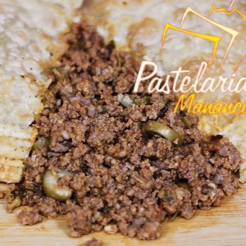 Aproximadamente 30cm. Recheio de Carne Moída, Contém pedacinhos de azeitona no tempero, não sendo possível removê-los no preparo do pastel.