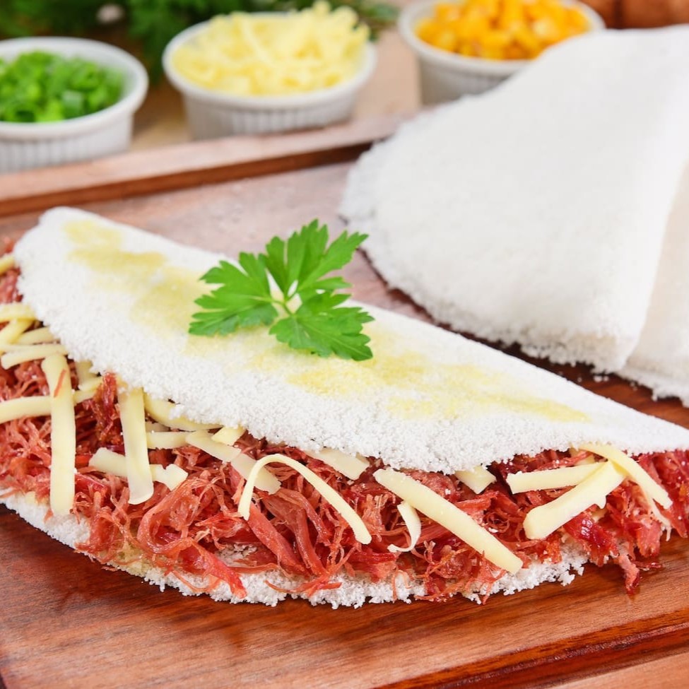 Aprecie a carne seca suculenta com queijo coalho, uma combinação clássica que traz o sabor autêntico e reconfortante da culinária brasileira.