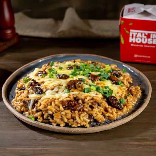 O risoto de funghi é um prato rico e aromático, cozido com caldo de legumes e cogumelos absorvendo todo o sabor. Finalizado com queijo parmesão e manteiga. Ideal para uma refeição especial. Finalizado com queijo e cebolinha. (aprox. 650g)