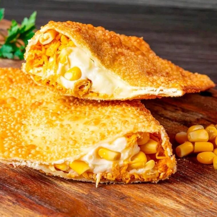 Recheado com frango desfiado, Catupiry cremoso, bacon crocante e milho, nosso pastel caipira é uma verdadeira explosão de sabor. Uma deliciosa combinação de sabores que traz o gosto da roça para você! Uma delícia que vai te transportar para o campo!