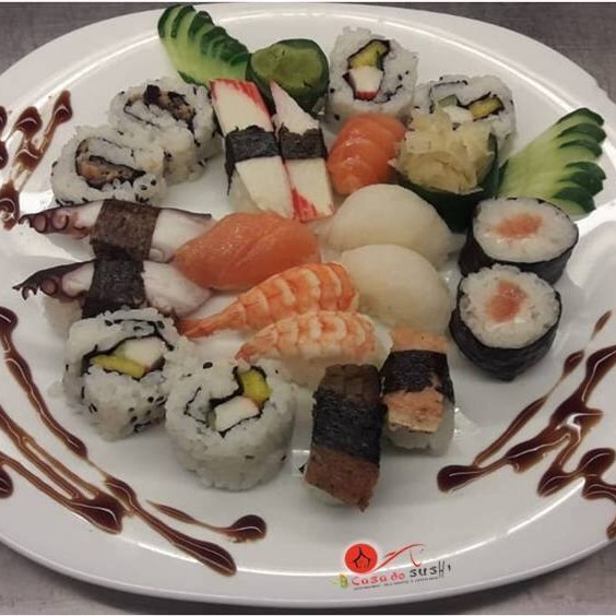Niguiri (2 salmão, 2 polvo, 2 skin, 2 kani, 2 camarão) makimonos (4 califórnia, 3 filadélphia, 3 uramaki).