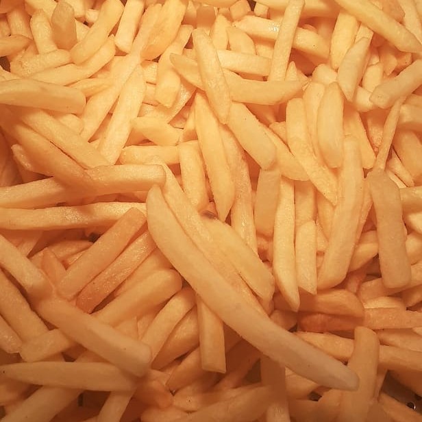 Batata frita feita na hora, com queijo e Baycon ( Pasta de alho Cti )