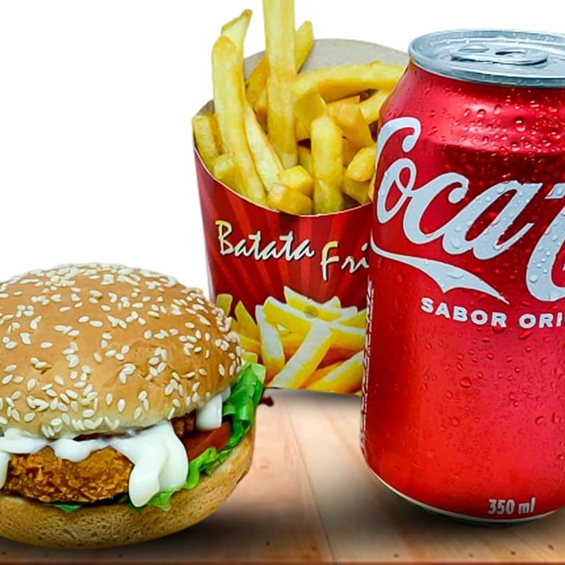 Desfrute do nosso Combo Steak com Coca-Cola, uma combinação irresistível. O prato apresenta um pão fresco e crocante com gergelim, abrigando um suculento steak de frango empanado, preparado à perfeição. Acompanha uma generosa camada de maionese cremosa, alface crocante, tomate fresco e um toque de requeijão derretido para adicionar um sabor extra. Para completar, uma porção de batatas fritas crocantes e uma lata de Coca-Cola gelada, proporcionando uma experiência de sabor completa e refrescante.