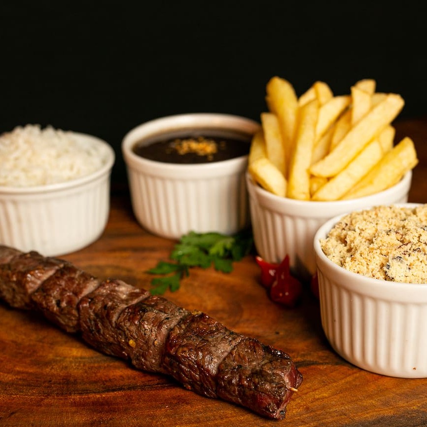 Nosso prato executivo serve 1 pessoa. Acompanha arroz branco, delicioso feijão, farofa de alho e cebola, nossa crocante batata frita palito e 1 espeto. Enviamos cada item em  embalagens separada.