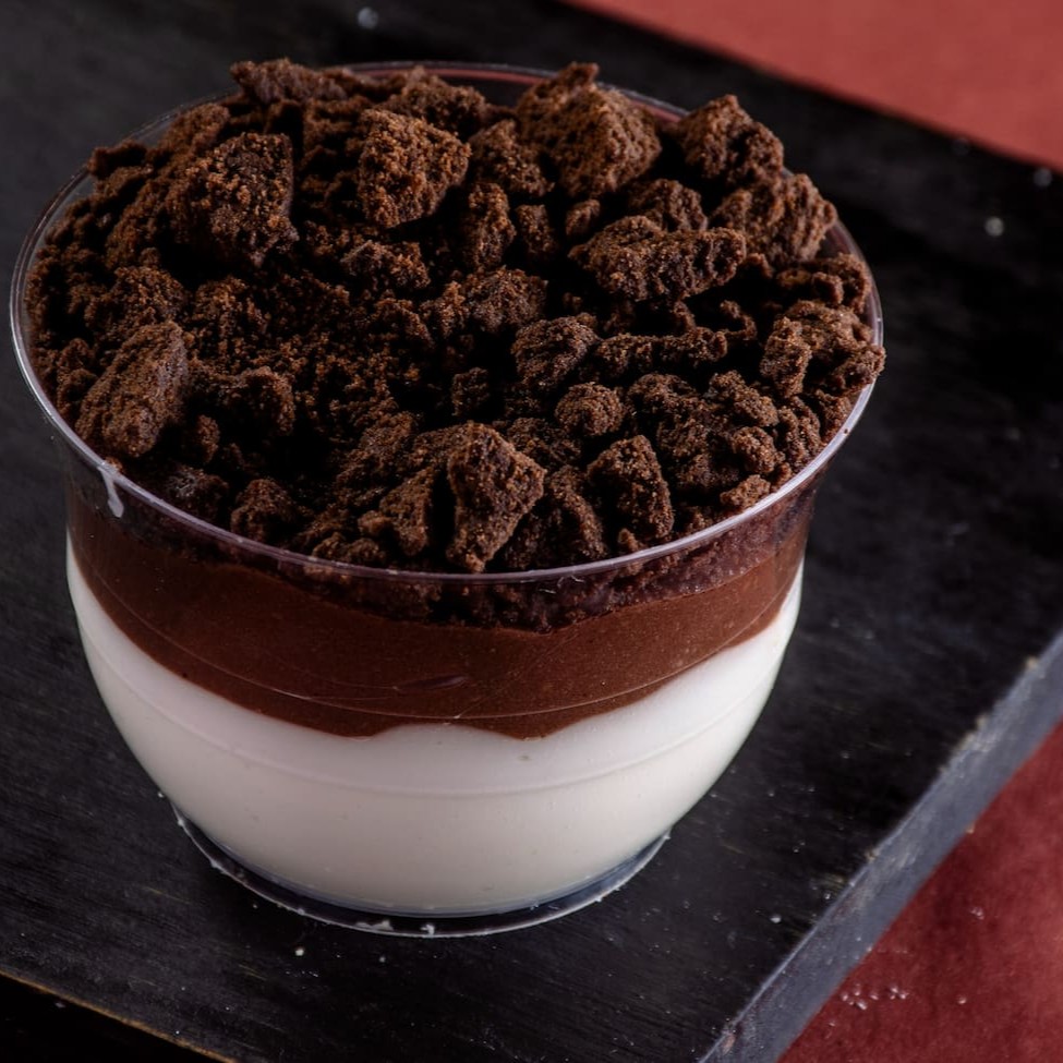 Mousse de Chocolate com limão com farofa de Oreo.