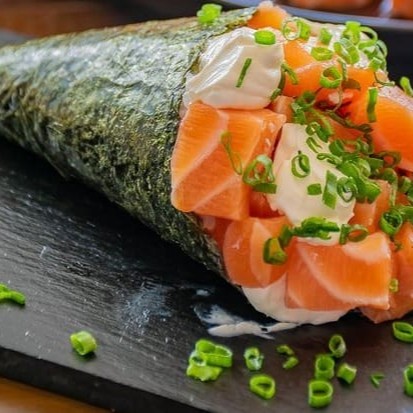 Temaki Salmão Filadélfia: Cone de alga, recheado de Salmao, arroz temperado, Cream Cheese Polenghi e finalizado com cebolinha por cima