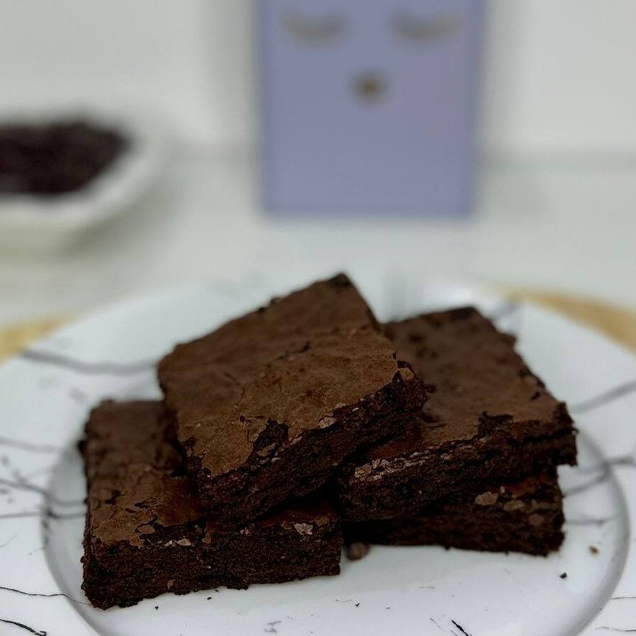 Brownie clássico, com casquinha crocante por fora e textura macia por dentro. Um pedaço generoso de sabor intenso de chocolate, perfeito para adoçar qualquer momento!