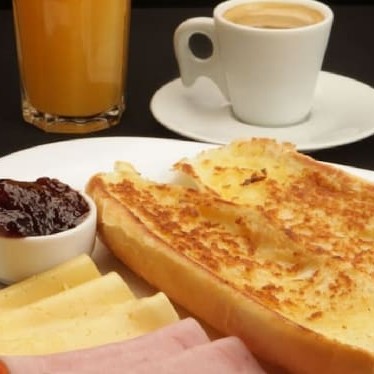 Comece o Dia com o nosso delicioso combo de café da manhã individual, que oferece uma experiência completa de sabor e energia. Escolha entre um refrescante suco de laranja natural de 300ml, espremido na hora, ou um aromático cafezinho expresso, perfeito para dar aquele toque de energia logo pela manhã.  Acompanhando, você terá uma baguete fresquinha, feita na chapa, com a opção de manteiga cremosa ou geleia de morango, trazendo um equilíbrio perfeito entre o salgado e o doce.  Foto ilustrativa