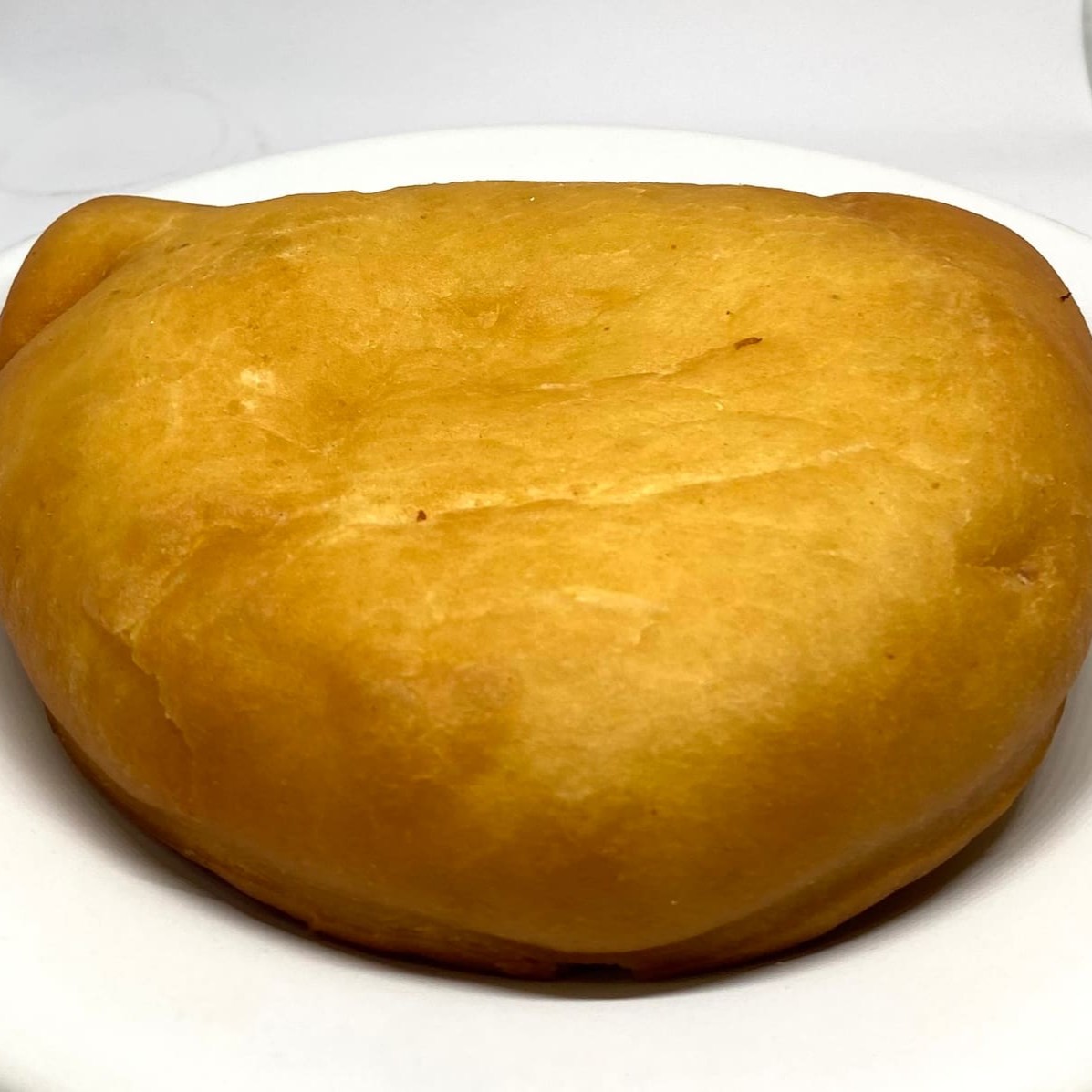 Que tal saborear um pastel diferente e superdelicioso? Nosso Pastel Chinês de Frango com Requeijão é a combinação perfeita entre o sabor suave do frango desfiado e o cremoso toque do requeijão. A massa crocante, levemente dourada, envolve esse recheio irresistível, criando uma experiência única a cada mordida.  Ideal para aquele lanche rápido ou para surpreender seus amigos e família com um petisc