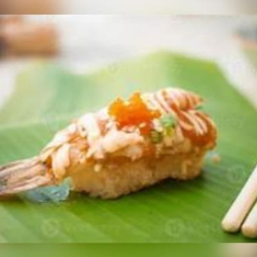 2 peças. Fatia de peixe cru enrolado no arroz