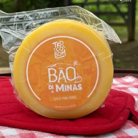 Queijo minas padrão com sabor suave e leve, ótimo pra o preparo de sanduiches e o Dia a Dia. Uma peça inteira com até 450g.
