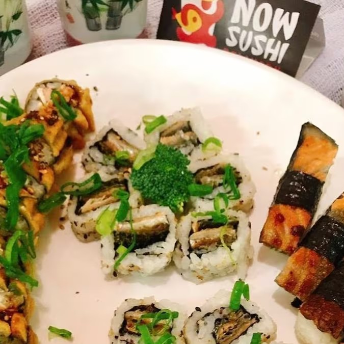 4 sushi skin - 12 skin roll - 12 hot Philadelphia

O equilíbrio perfeito entre crocância e sabor!
São 4 Sushi Skin tradicionais com pele de salmão grelhada e tarê, 12 Skin Roll recheados com pele crocante e arroz temperado, além de 12 Hot Philadelphia empanados, recheados com salmão e cream cheese, servidos quentinhos e sequinhos. Um combo completo para quem ama textura, sabor marcante e variedade na refeição japonesa.