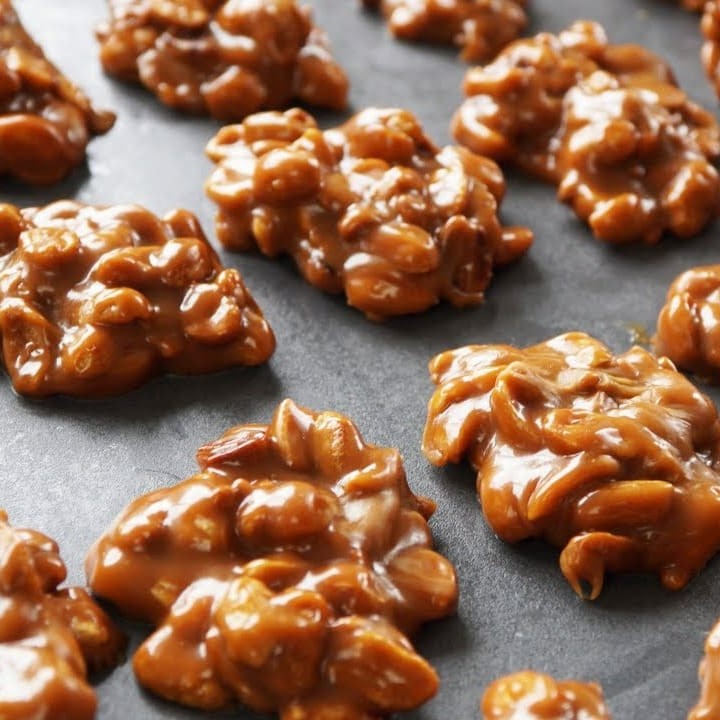 Surpreenda-se com a cremosidade do nosso pé de moleque! Feito com amendoins e uma calda doce na textura perfeita