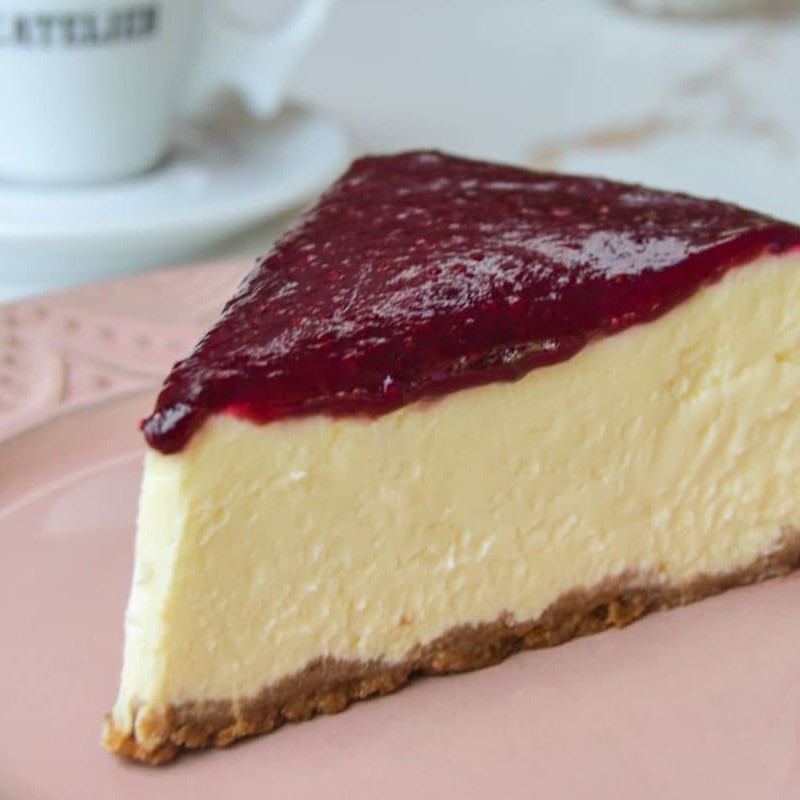 Torta feita com recheio de Philadelphia Cream Cheese, base de biscoito e coberta com geléia de frutas vermelhas (morango, framboesa e amora) feita de maneira artesanal no L'Atelier!