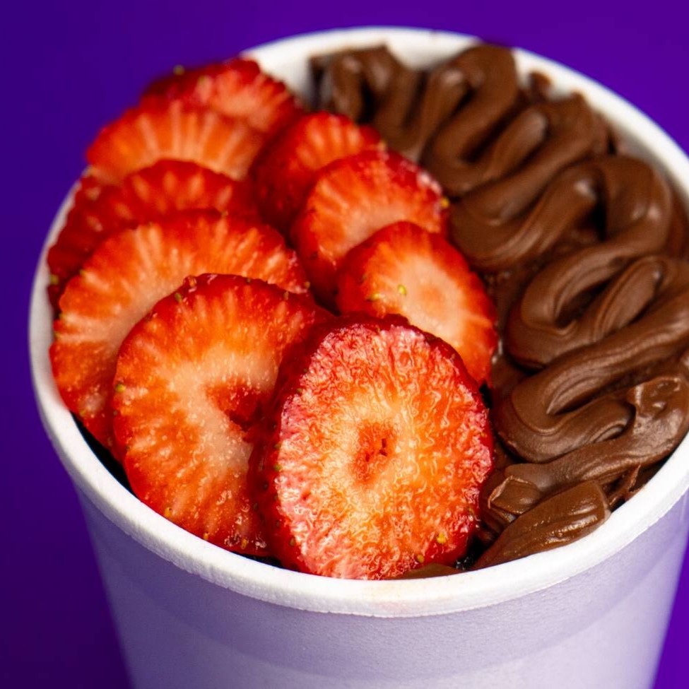 Nosso Açaí Premium Batido, Super Cremoso, Com Nutella E Morango Fresquinho! Uma Combinação Surpreendente Que Derrete Na Boca!  A Refrescância Do Nosso Açaí Premium Super Cremoso e Nutural, Com O Azedinho Do Morango E A Doçura Da Nutella, É Uma Explosão De Sabores Que Vai Conquistar Seu Paladar! Uma Combinação Simplesmente Incrível, Que Vai Deixar Você Com Água Na Boca!  Você Vai Ficar De Fora Dess