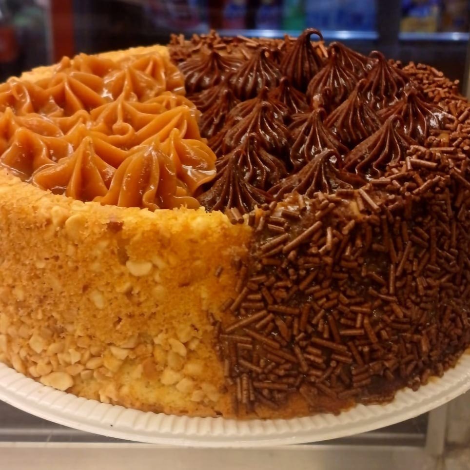 Bolo Piscina meio a meio de Amendoim com Doce de Leite e Chocolate