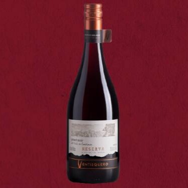 Região: Vale de Casablanca / Chile  Uva:  Pinot Noir  Produtor: Ventisquero  Características olfativas Aroma frutado, com notas de frutas vermelhas como morangos e framboesas. Se misturam notas suaves de especiarias com toques de baunilha provenientes de seu estágio em carvalho francês.  Características gustativas De corpo delicado, porém com boa acidez, se apresenta fresco e de taninos suaves, trazendo frescor e sedosidade. De boa persistência, onde surgem notas de frutas vermelhas frescas, baunilha e especiarias.