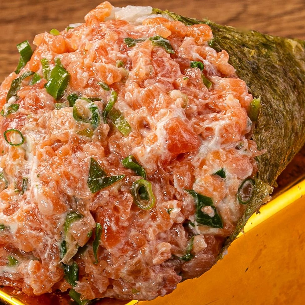 Salmão, shari, cream cheese, nori e cebolinha