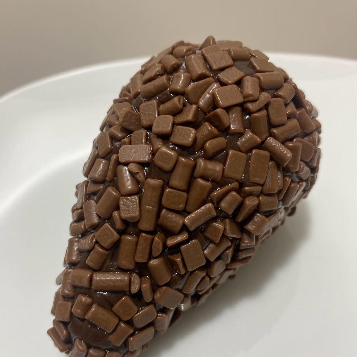 Coxinha de morango, envolvido no brigadeiro ao leite 50% e finalizado com chocolate granulado nobre.