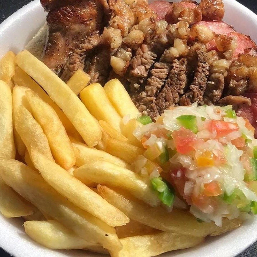 Carne + frango + linguiça suína ou frango + arroz + macarronese ou batata frita ou aipim frito + molho a campanha + farofa - Marmita + Coca cola lata de 350 ml