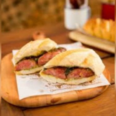 Pão francês, linguiça fina defumada, queijo cheddar cremoso e cebola crispy.