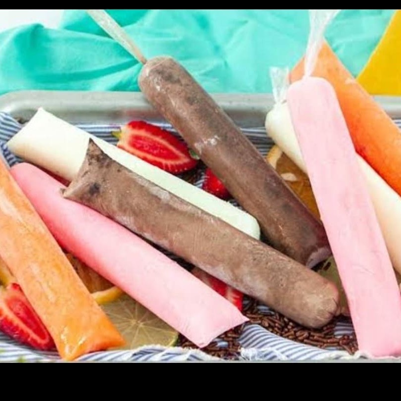 Apresentamos nosso delicioso 'Sacolé Gourmet 6×24', uma maravilhosa combinação culinária da categoria 'Sacolé Gourmet'. Este prato é uma verdadeira explosão de sabores que inclui uma rica mistura de nosso sacolé sabor morango, um toque crocante de biscoito e a delícia de morango envolto em uma sedosa casquinha de chocolate. Para os aficionados por chocolate, também oferecemos o biscoito com casquinha de chocolate, proporcionando uma experiência de sabor inigualável. Este prato promete uma aventura gastronômica que irá satisfazer todos os seus desejos doces.