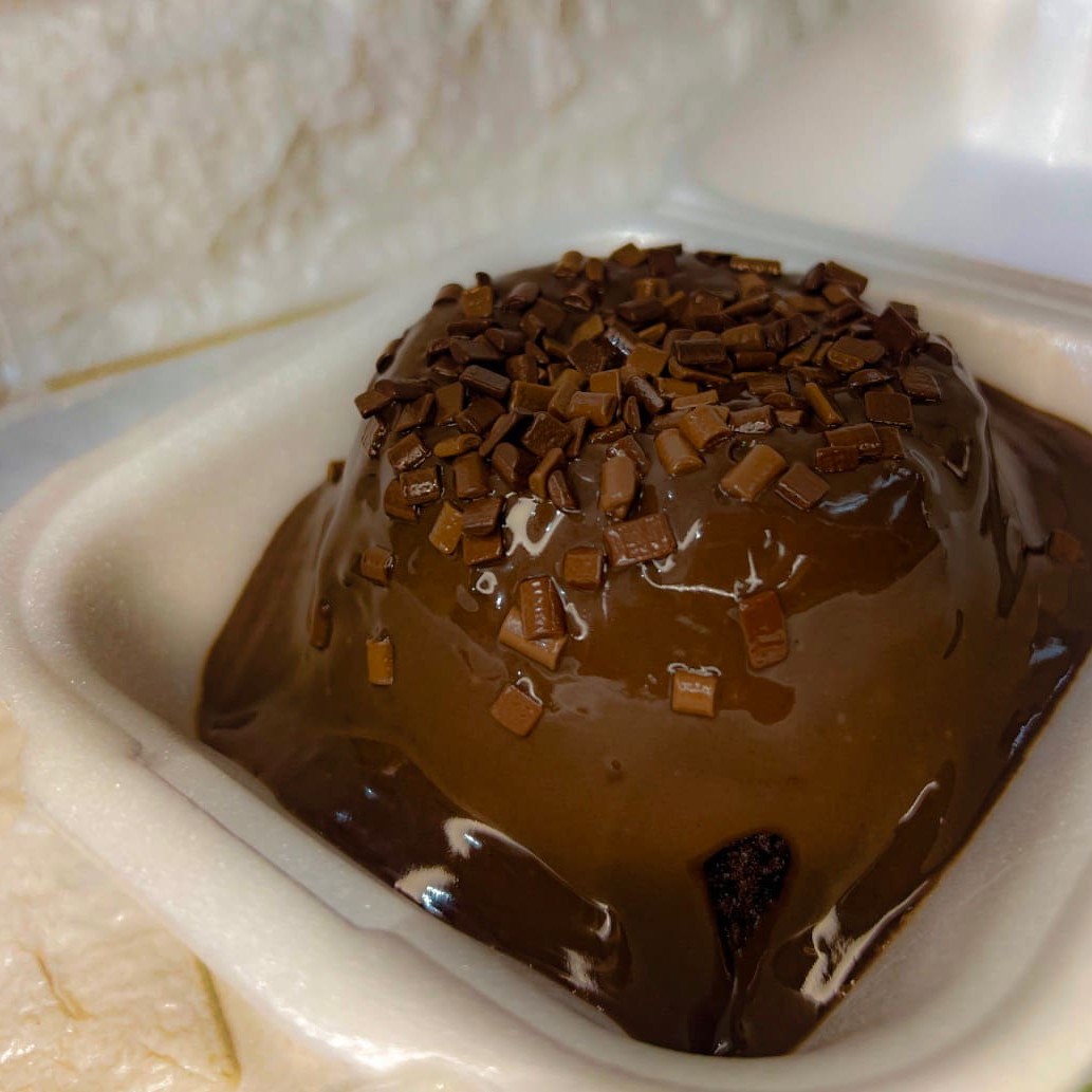 Um clássico da confeitaria em qualquer época do ano, com uma massa 50% cacau, bem molhadinho e fofo, coberto por uma cobertura clássica de brigadeiro e finalizado com granulé.
