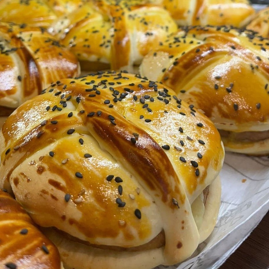 Hamburguer de forno com massa levinha feita na casa.