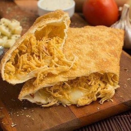 Pastel de frango suculento recheado com queijo mussarela derretido, perfeito equilíbrio entre sabores clássicos em uma massa crocante.