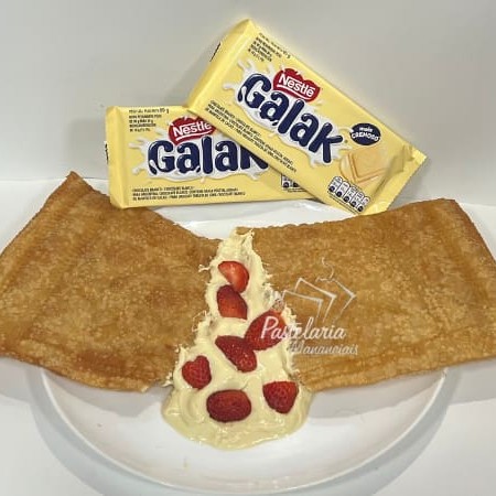 Pastel gigante e rechado com 2 barras do melhor chocolate branco da Nestlé: Galak!