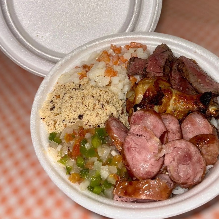 Deliciosa combinação de arroz, feijão, carne, drumet e linguiça, acompanhada de farofa, maionese e molho a campanha. Uma refeição completa e saborosa que vai te deixar satisfeito!