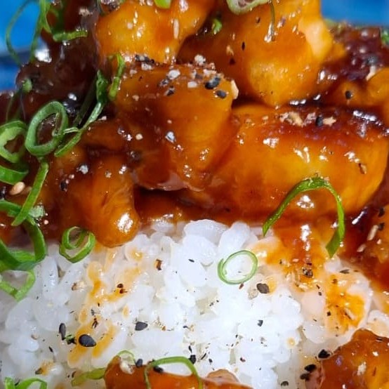 Filete de peito de frango cortado em cubos ao molho agridoce acompanhado de Shari ( Arroz tradicional japonês)