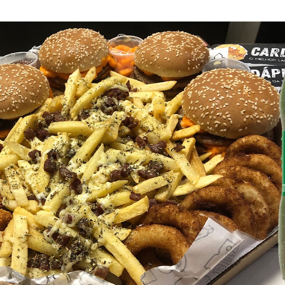 Este combo chegou para fazer a combinação perfeita para 4 pessoas!  4 burguer, nuggets, anéis de cebola empanadas, batata frita c/ calabresa defumada, mussarela derretida, com aquele delicioso aroma de orégano e molhos com Guaraná antárctica geladinho ou Pepsi. Hmmm, Que delicia...  Enviamos O Refri Disponivel No Estoque.