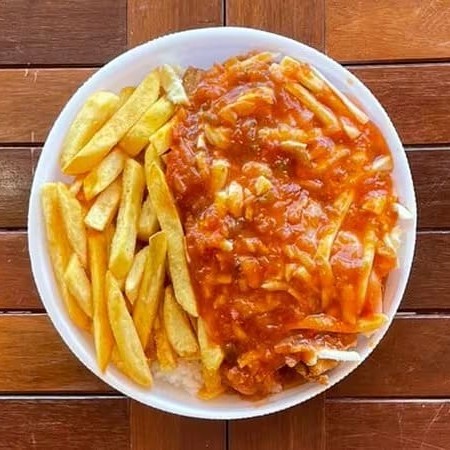 Quentinha de Frango à parmegiana feito com molho de tomate caseiro, mussarela e acompanhada de arroz branco, feijão preto, farofa da casa e fritas crocantes. Marmita sugerido para 01 pessoa, prato feito com aproximadamente 700 gramas de comida.