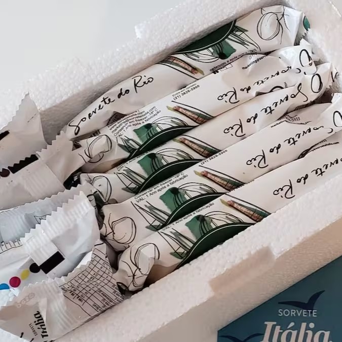 Deleite-se com o nosso Linha Zero Kit Picolé 3, uma maravilhosa seleção de 20 picolés com sabores variados, todos acondicionados em um isopor para garantir sua perfeita conservação. Esses picolés são a excelência em refrescância, proporcionando uma experiência gastronômica sem igual, sem comprometer sua dieta, pois pertencem à nossa linha zero. Os sabores serão uma surpresa, mas garantimos que cada um deles será uma deliciosa descoberta. Nota: Por favor, consulte os sabores disponíveis na seção de observações.