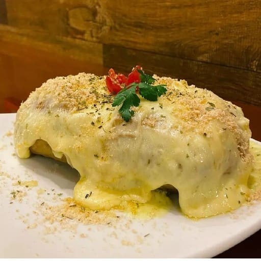 Batata inglesa recheada a  bolonhesa, creme cheese, mussarela, molho branco e bacon