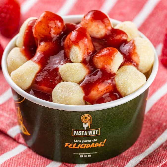 Nhoque suave e saboroso feito com leite em pó, acompanhado de uma deliciosa geleia de morango artesanal, criando uma combinação perfeita de sabores doces e frutados, ideal para quem deseja uma sobremesa diferente.

Obs. Aproximadamente 150g.

**fotos meramente ilustrativas - devido ao acondicionamento em embalagem e transporte o produto poderá não ter a mesma aparência da foto.