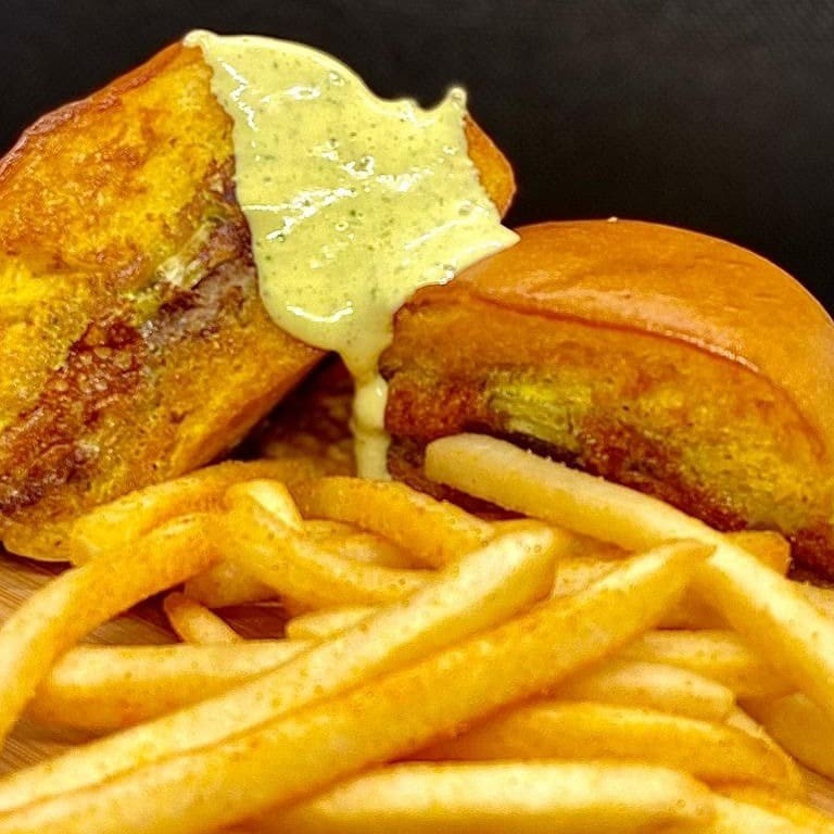 Nosso Queridinho  Smash composto do nosso maravilho ultra smash de 80gr, temperado com nosso tempero especial, podendo ser escolhido entre cheddar da Polenghi ou mussarela, picles com aquele molho especial que só a Famish tem.