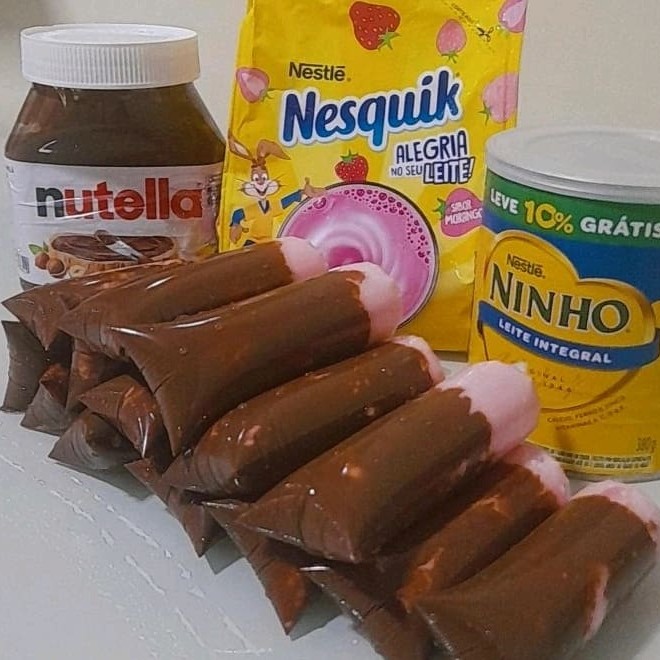 """Sacolé Gourmet Nesquik com Nutella: a combinação perfeita de cremosidade e chocolate avelã! Um sabor irresistível feito com leite Ninho,Nesquik, Nutella, creme de leite e muito mais. Enriquecido com Nutella por saquinho para uma experiência ainda mais saborosa. Perfeito para qualquer hora do Dia!"".                                              Sacolé Gourmet , Dindin Geladinho Gourmet , Chup- Chup , Juju , Flau , Laranjinha                  Cremoso , Deliciosos , Saboroso , Sobremesas , Doces , Promoção , 0800 ...."