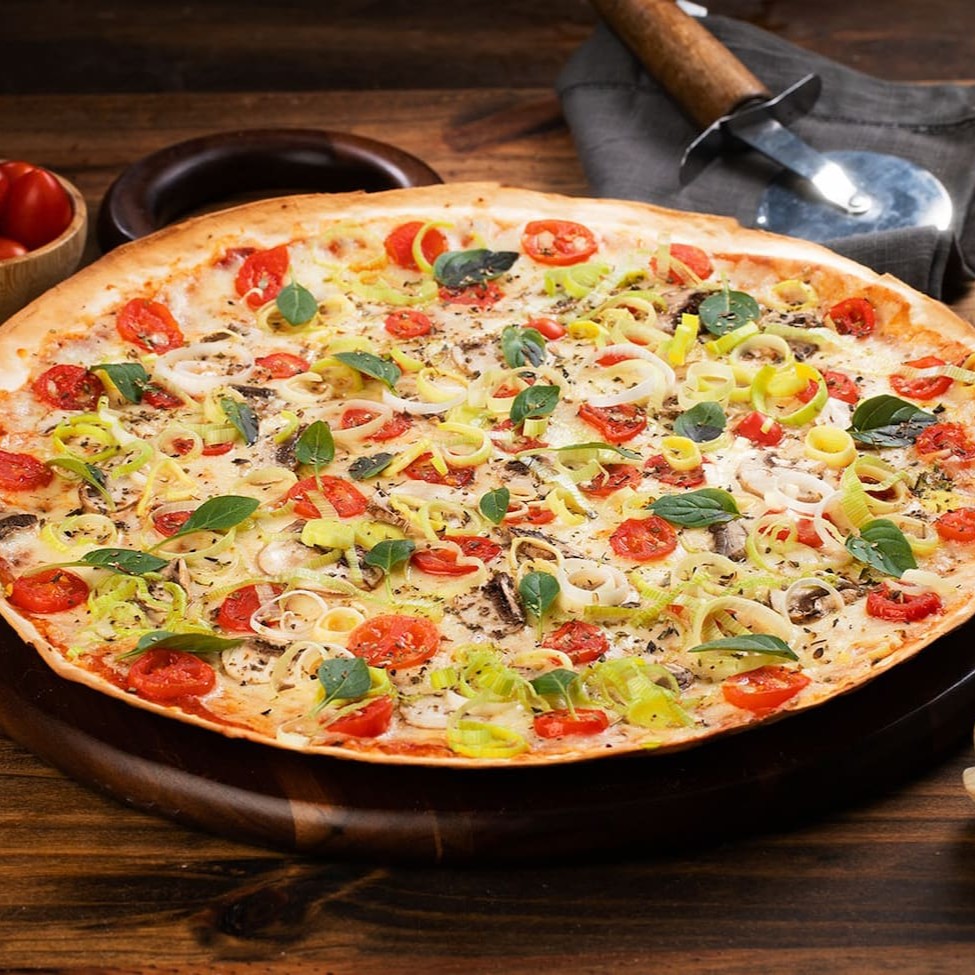 Apresentamos nossas deliciosas Pizzas Vegetarianas, perfeitas para quem busca uma opção rica em sabor e totalmente vegetariana. Nossa massa, cuidadosamente preparada, é orgulhosamente vegana, desenvolvida sem a adição de leite ou ovos. Caso deseje uma opção completamente vegana, basta solicitar a retirada da mussarela. Prove e encante-se com a combinação de sabores que preparamos para você!