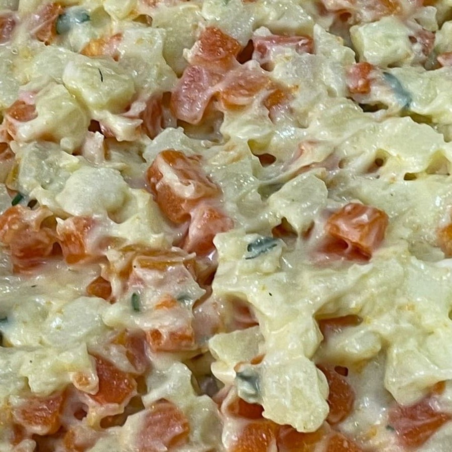 Feita com batata cenoura e maionese temperada da casa.