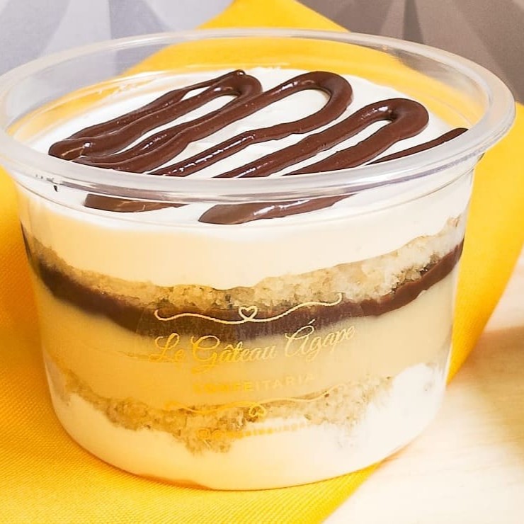 Mousse de ninho, massa de baunilha bem molhadinha, recheio de ninho, creme de avelã. 250 ml