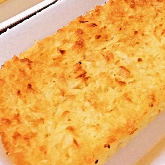 Nossa estrela entre os 'Campeões de Venda' é o irresistível Bolo de Aipim. Com aprox. 400g, ele é cuidadosamente preparado com aipim fresco, garantindo um sabor autêntico e inigualável. Cada pedaço desse bolo é uma experiência sensorial, onde o aroma convida e o sabor cativa. Perfeito para um café da manhã reforçado ou um lanche da tarde aconchegante. Experimente e encante-se com a textura macia e