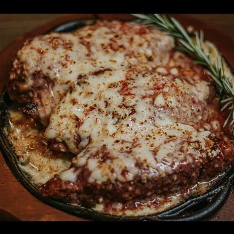 Delicioso baby beef acompanhado de uma camada de queijo derretido gratinado por cima, finalizado com nossa manteiga de alecrim. Serve 4 pessoas.