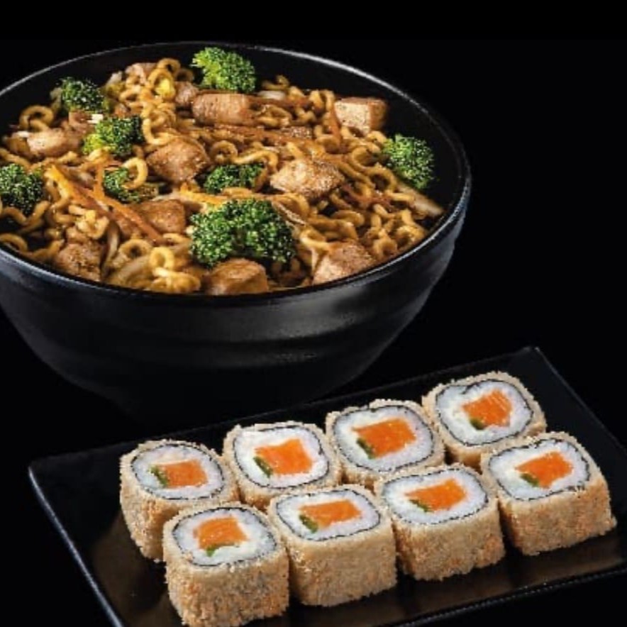 Saborosa porção de yakisoba um  Harumak doce de leite +12 hot Filadélfia salmão